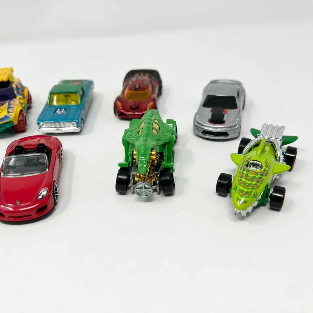 Hot‎ Wheels Mixed Diecast Toy Car Lot 18pc Race Cars Trucks Fantasy Vehicles
